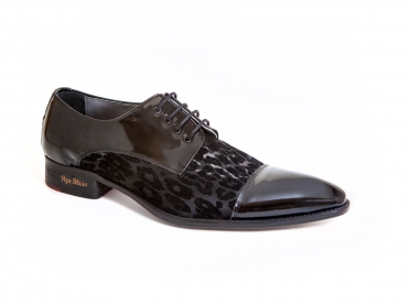 Zapato modelo Elegance  , fabricado en gasa nº2 y charol negro.