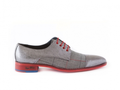 Zapato modelo Chanlous, fabricado en gris perla y escocés gris.