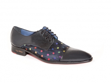 Zapato modelo Engagement, fabricado en napa negra y transparente flor. 