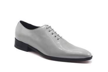 Zapato modelo Gis, fabricado en Charol Gris Ceniza