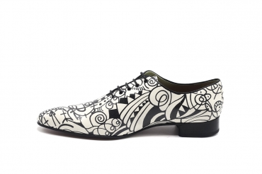 Zapato modelo Nica, fabricado en Napa Arte BN Vivos Negros
