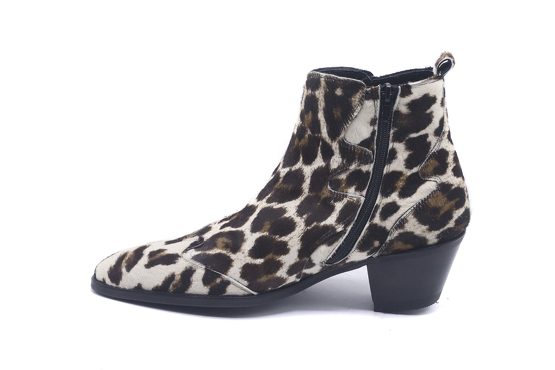 Modèle de chaussure Irbis, fabriqué en Leopardo Blanco-Marron con bordado Elvis