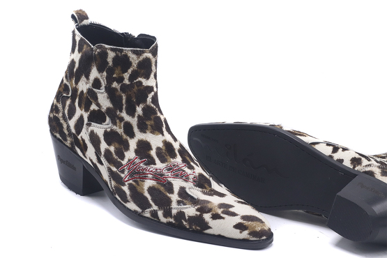 Zapato modelo Irbis, fabricación en Leopardo Blanco-Marron con bordado Elvis