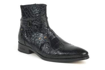 Magnus model boot, made of black coconut.