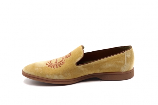 Zapato modelo Dulce, fabricado en Terciopelo beige Bordado Corona Pepe Orvieto Caramelo