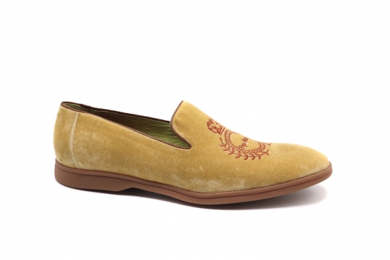 Zapato modelo Dulce, fabricado en Terciopelo beige Bordado Corona Pepe Orvieto Caramelo
