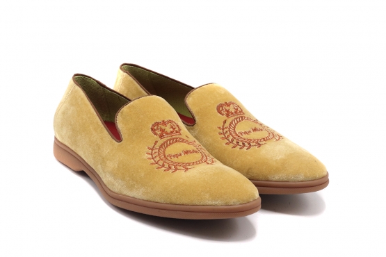 Zapato modelo Dulce, fabricado en Terciopelo beige Bordado Corona Pepe Orvieto Caramelo