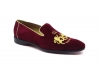 Zapato modelo Egeo, fabricado en Terciopelo Granate Bordado Leones Pepe Milan Oro 