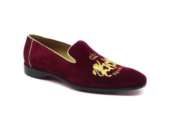 Zapato modelo Egeo, fabricado en Terciopelo Granate Bordado Leones Pepe Milan Oro 