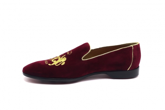 Zapato modelo Egeo, fabricado en Terciopelo Granate Bordado Leones Pepe Milan Oro 