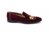 Zapato modelo Egeo, fabricado en Terciopelo Granate Bordado Leones Pepe Milan Oro 