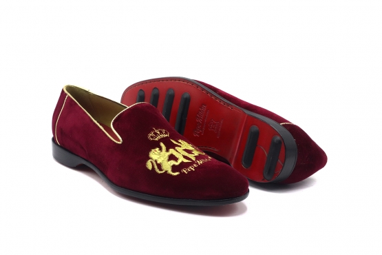 Zapato modelo Egeo, fabricado en Terciopelo Granate Bordado Leones Pepe Milan Oro 