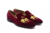 Zapato modelo Egeo, fabricado en Terciopelo Granate Bordado Leones Pepe Milan Oro 
