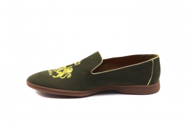 Zapato modelo Balcanes, fabricado en Terciopelo Verde Bordado Leones Pepe Milan Oro 