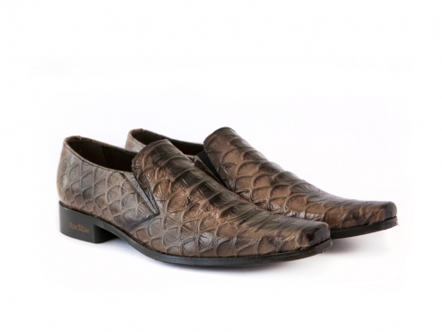 Zapato modelo Inno, fabricado en anaconda gris. 