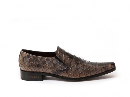 Zapato modelo Inno, fabricado en anaconda gris. 
