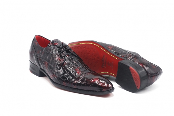 Zapato modelo Troupe, fabricado en Croco Patent Burdeos