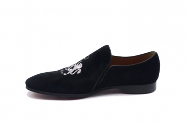 Zapato modelo Era, fabricado en Terciopelo Negro Bordado Leones Pepe Milan Oro