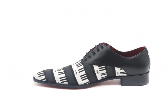 Mozart model shoe, made of Fantasia Teclas Piano