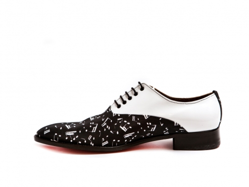 Zapato modelo Leo, fabricado fantasía música y charol blanco.