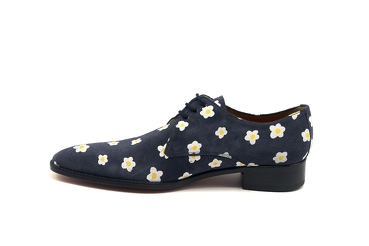 Zapato modelo Nnyo, fabricado en Afelpado Azul Marino Margaritas