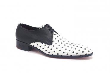 Zapato modelo Sevilla, fabricado en Napa negra y napa topos negros