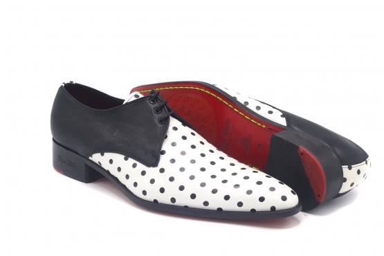 Zapato modelo Sevilla, fabricado en Napa negra y napa topos negros