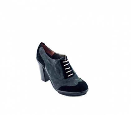 Zapato modelo Gray Love, fabricado en afelpado gris.