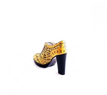 Yellow Reptile model shoe, made in yellow alligator.