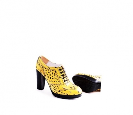 Yellow Reptile model shoe, made in yellow alligator.