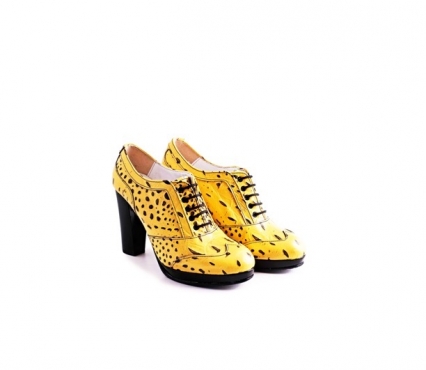 Yellow Reptile model shoe, made in yellow alligator.