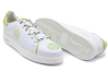 Zapato modelo Sua, fabricación en Napa Blanca Napa Verde Logo Verde personalizado