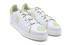 Zapato modelo Sua, fabricación en Napa Blanca Napa Verde Logo Verde personalizado