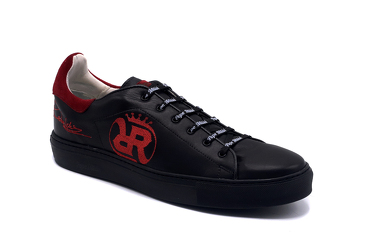 Sneaker modelo Rebelde 04 Cab, fabricado en Napa Negra bordada en logotipo Rebelde Rojo