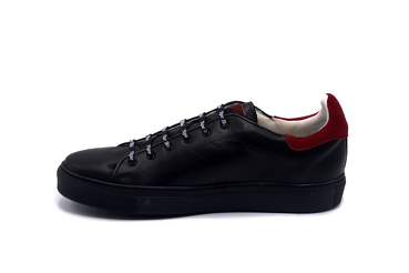 Sneaker modelo Rebelde 04 Sra, fabricado en Napa Negra bordada en logotipo Rebelde Rojo