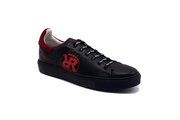 Sneaker modelo Rebelde 04 Sra, fabricado en Napa Negra bordada en logotipo Rebelde Rojo