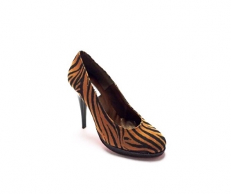 Zapato modelo Cebra Tierra, fabricado en textil cebra marrón y negra.