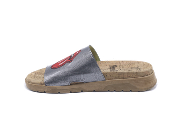 Sandalia modelo Keith, fabricada en Charol Gris Bordado Lengua 