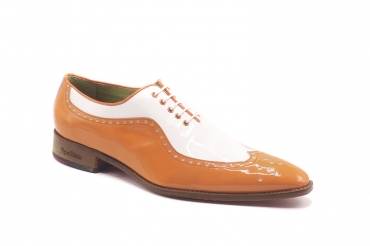 Zapato modelo Bonaire fabricado en charol blanco y mandarino