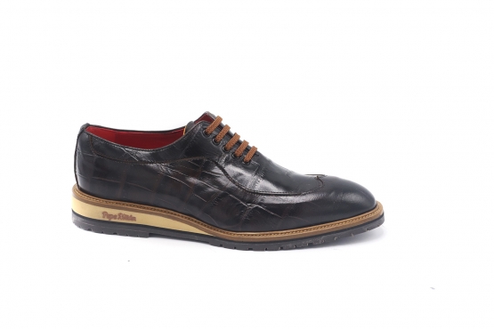 Modèle de sneaker Chesterfield  berline de noix de coco en chaussures, cuir Nappa taché