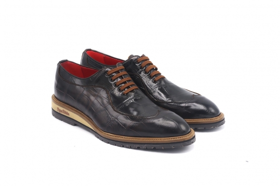 Modèle de sneaker Chesterfield  berline de noix de coco en chaussures, cuir Nappa taché