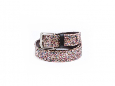 Modèle de ceinture Felichi, faite de paillettes multicolores.