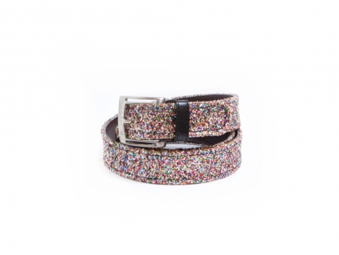 Modèle de ceinture Felichi, faite de paillettes multicolores.