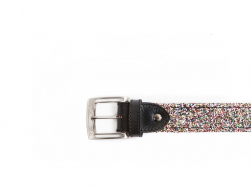 Modèle de ceinture Felichi, faite de paillettes multicolores.