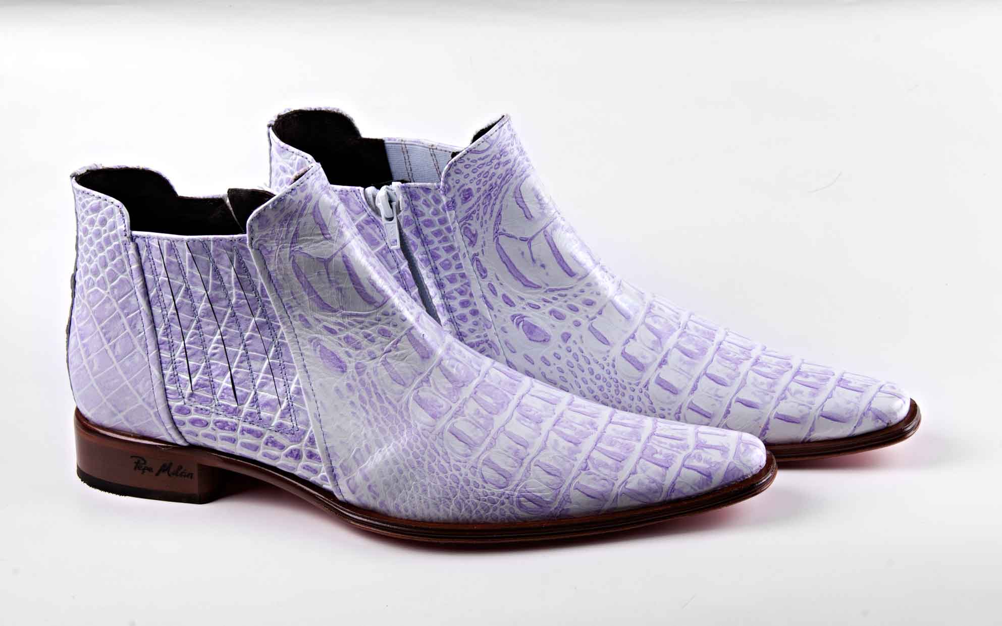 Botín modelo Fauny, fabricado en aligator blanco y lila.