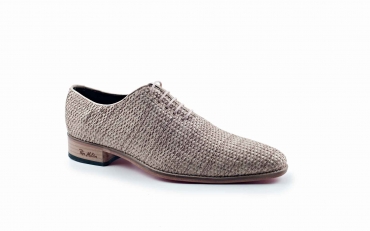 Zapato modelo Sir, fabricado en trenzado beige. 