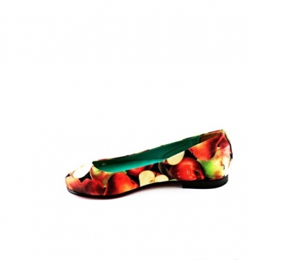 Zapato bailarina modelo Lulu fabricado en raso manzanas. 