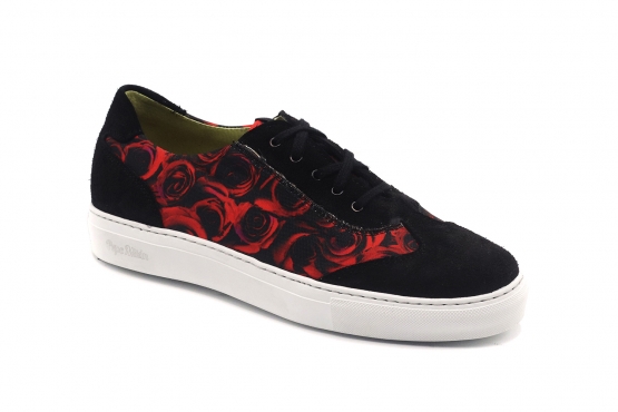 Sneakers modelo Brons fabricado en napa negra y rosas rojas