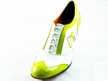 Sportify model shoe made of pistachio patent leather.