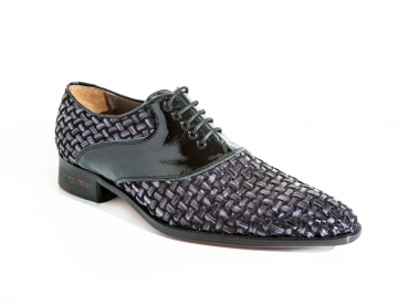 Zapato modelo Negociator, fabricado en trenzado DM lila y charol negro. 